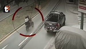 ¡Delincuentes no le temen a la autoridad! Mujer dispara contra vidriería a pocos metros de patrullero en SJL