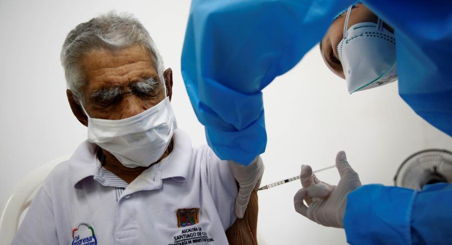 En Colombia ya están vacunando desde febrero a los adultos mayores. (Foto: Ernesto Guzmán Jr / EFE)