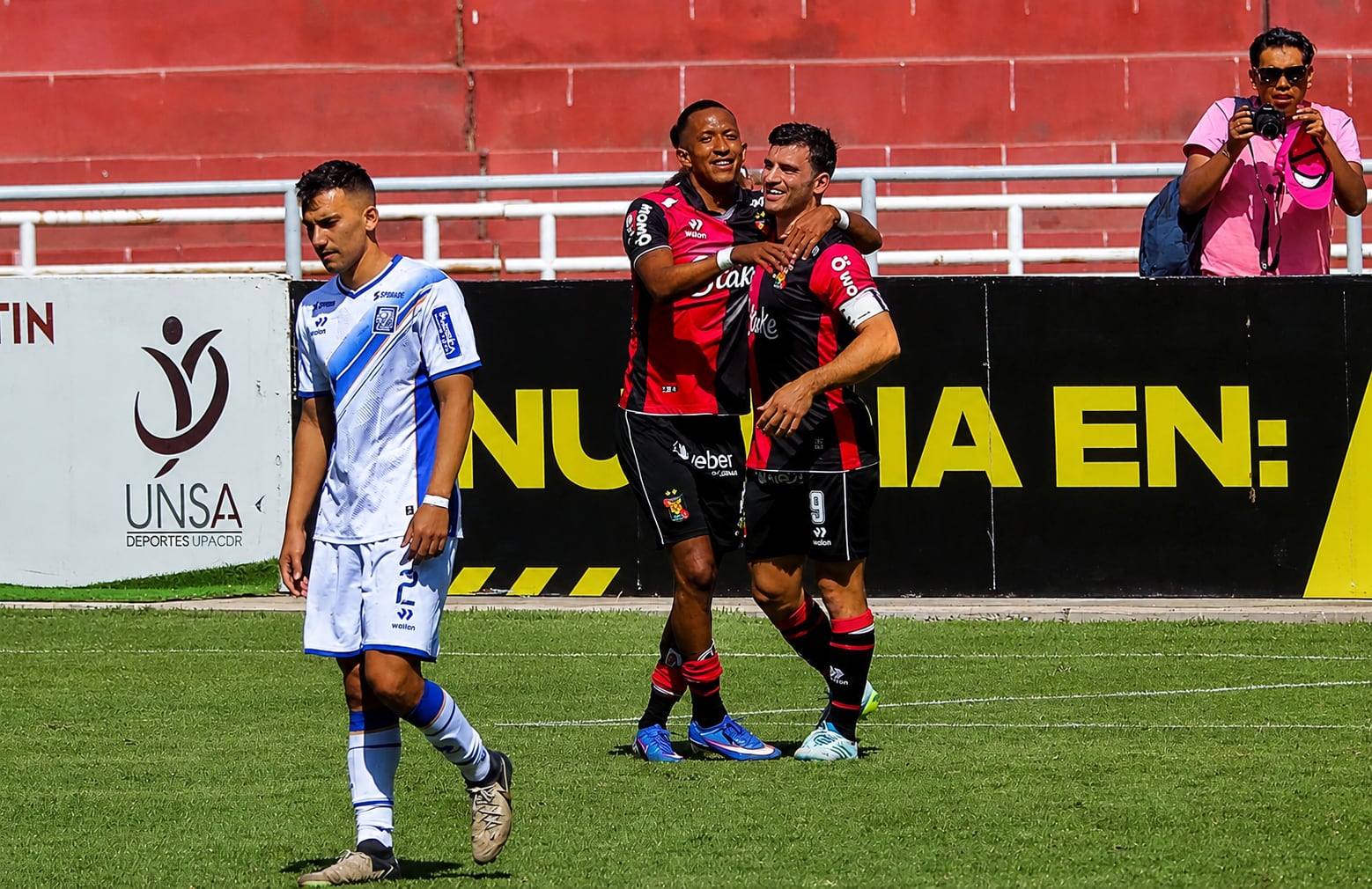 Dupla Jhonny Vidales - Bernardo Cuesta es una amenaza para la defensa de Cristal. (@photi.gec)