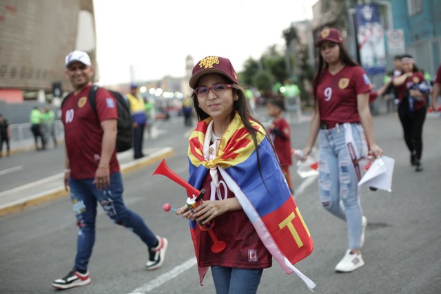 Hinchas de Venezuela van llegando de a pocos al estadio Nacional para el encuentro entre Perú vs Venezuela. Fotos: Anthony Niño de Guzmán/@photo.gec