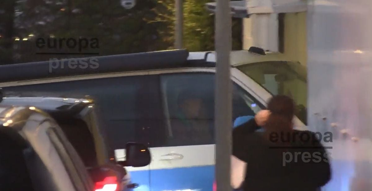 Shakira ingresando a su casa, mientras Piqué está con su camioneta estacionada (Foto: Europa Press)