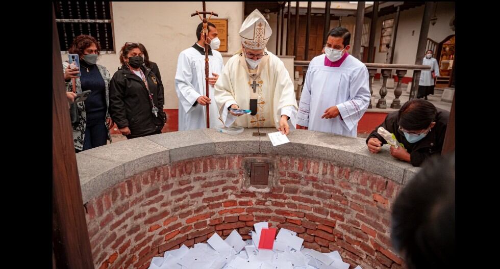 Monseñor Carlos Castillo depositó las cartas de miles de fieles en el pozo de los deseos de Santa Rosa de Lima. (Arzobispado de Lima)