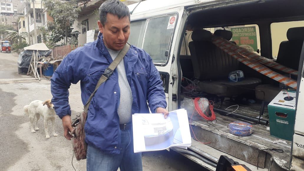 Rateros desvalijaron costosos equipos del interior de una combi de una empresa de cámaras de videovigilancia. (foto: Mónica Rochabrum/trome)