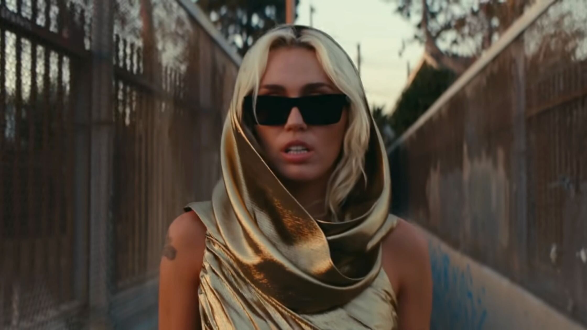 Este 13 de enero será un día que Liam Hemsworth no olvidará. Luego de años de maltratos y abusos que vivió Miley en una relación de condependencia con el actor, ahora regresa convertida en la chica dorada para demostrar que ella misma se puede comprar sus propias "Flowers".
(Foto: Miley Cyrus Vevo)