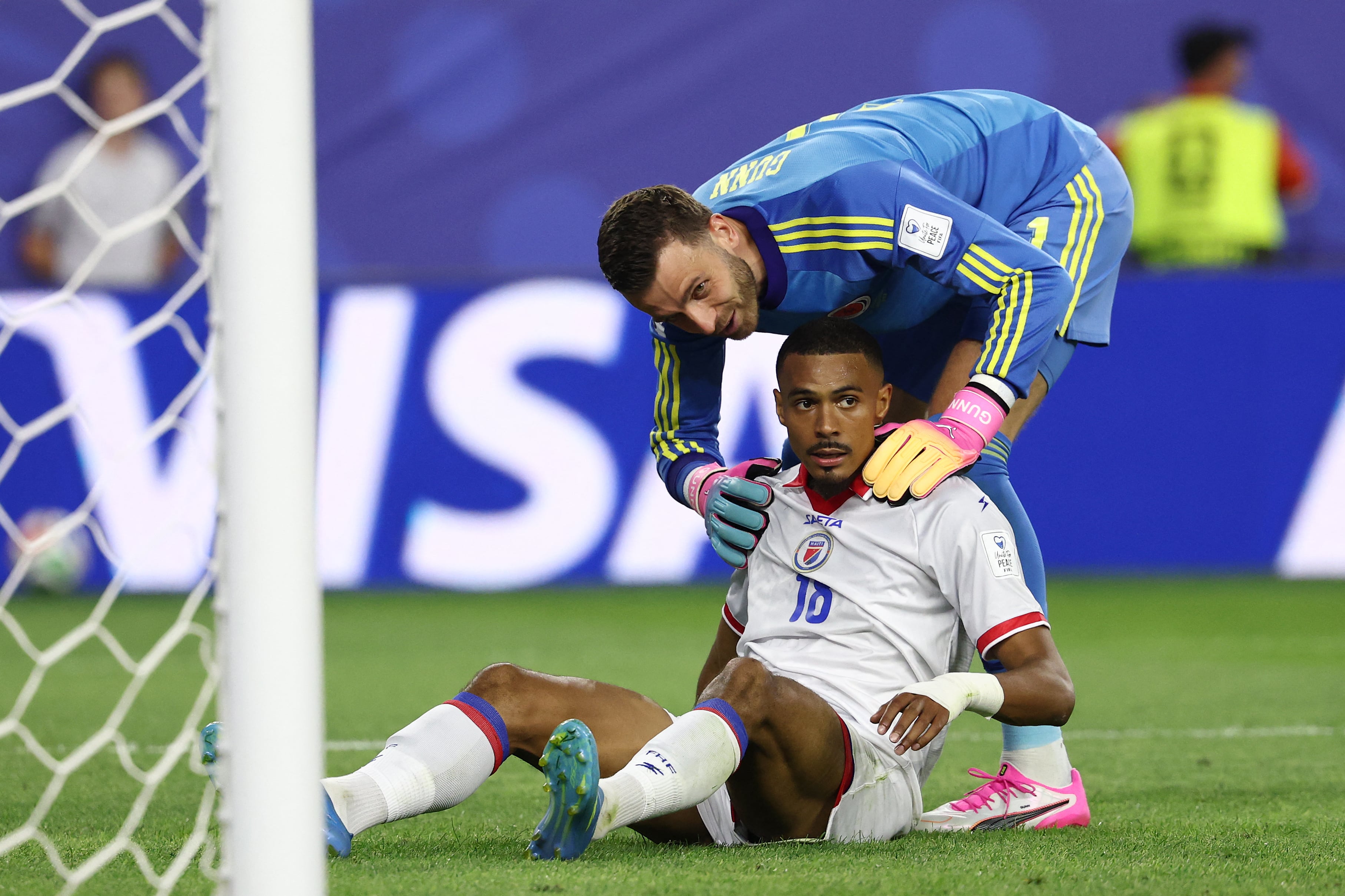 Isidor no pudo con el arquero Gunn. (AFP)