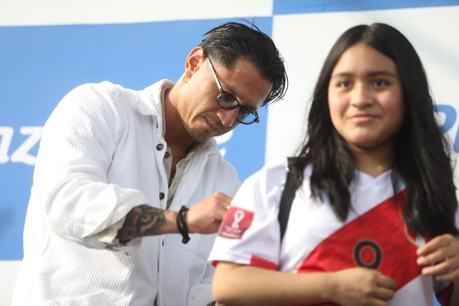 Presentación del libro "Lapadula, mis goles, mi sangre". Escrito por el seleccionado de fútbol Gianluca Lapadula en plaza Lima Norte.
Fotos: Julio Reaño/@photo.gec