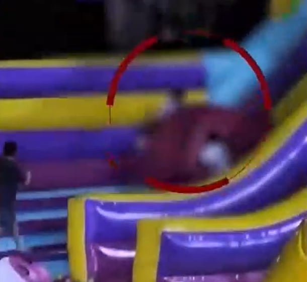 Niña sale volando en juegos inflables