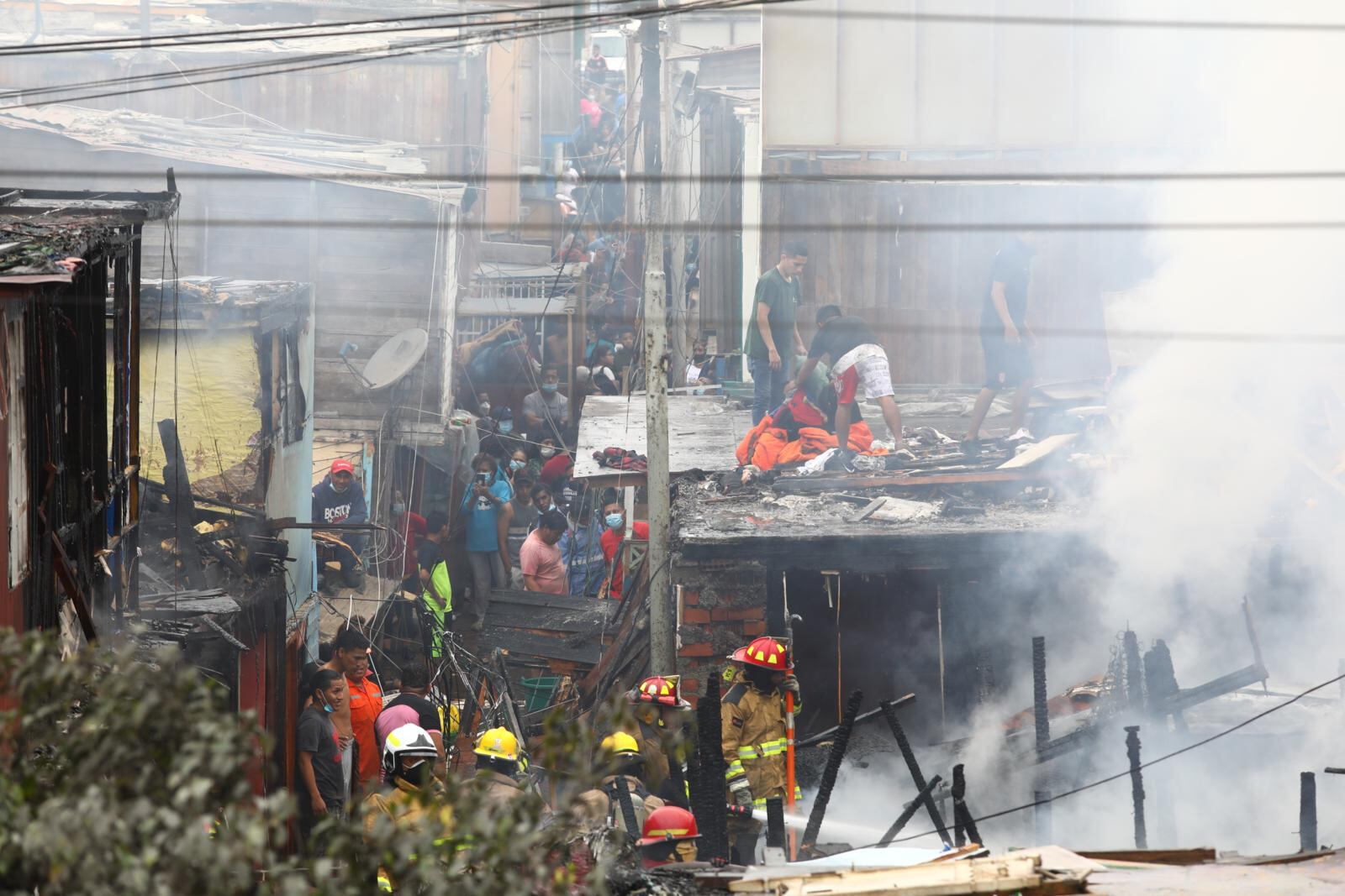 “Fue calificado como código dos. Se ha reportado un bombero con quemaduras y otro con asfixia”, informó el brigadier mayor Germán Medina, jefe departamental del Callao. | Foto: Gonzalo Córdova (Trome / Grupo El Comercio)