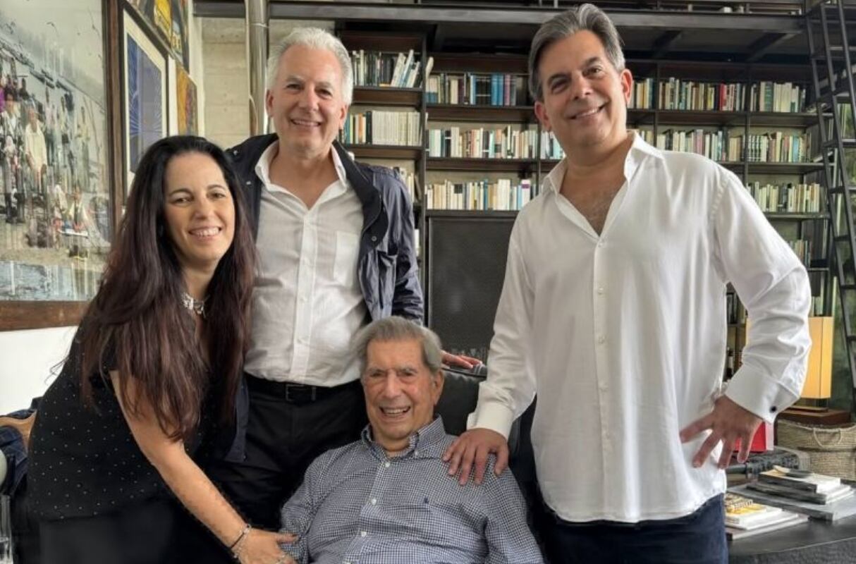 Mario Vargas Llosa y su última fotografía celebrando su cumpleaños al lado de sus hijos en Lima. (Foto: X)