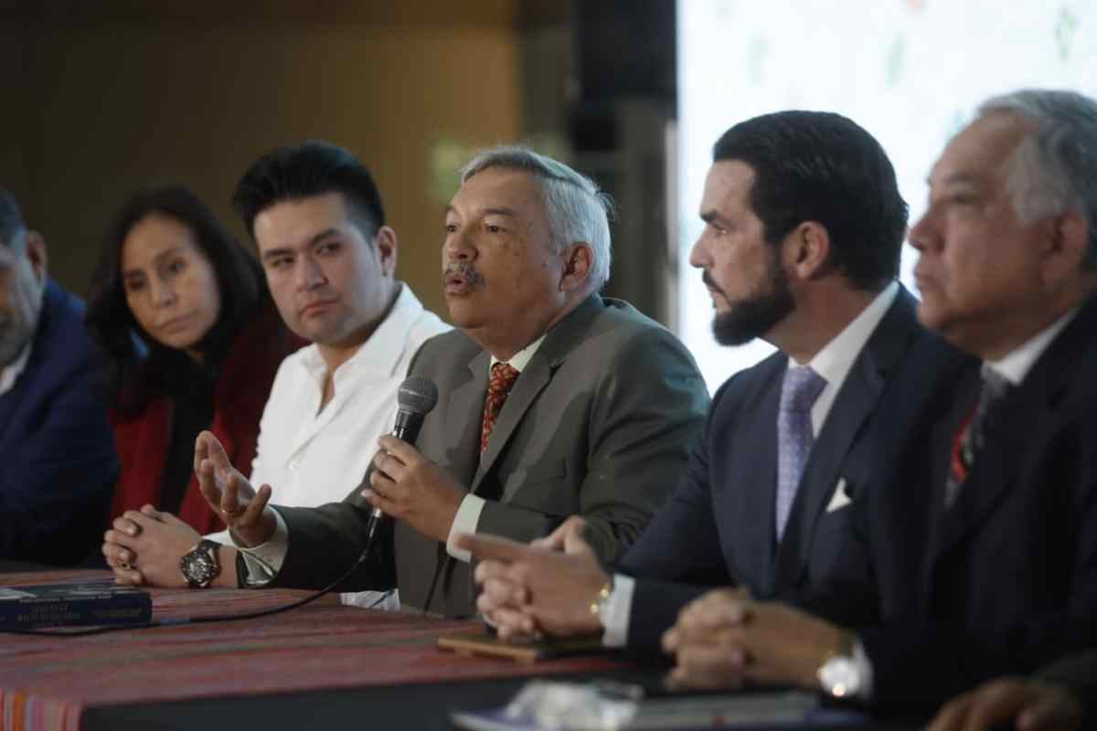 Al centro el ministro de Cultura Alberto Beingolea, durante una conferencia de prensa otorgada el 18 de agosto del 2026 para confirmar que su despacho buscará derogar la ley que crea el Colegio de Artistas.