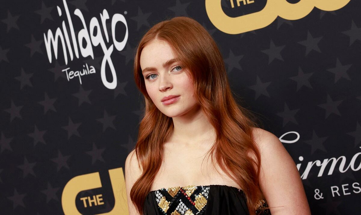 Sadie Sink en la alfombra roja de los Critics Choice Awards 2023. (Foto: AFP).