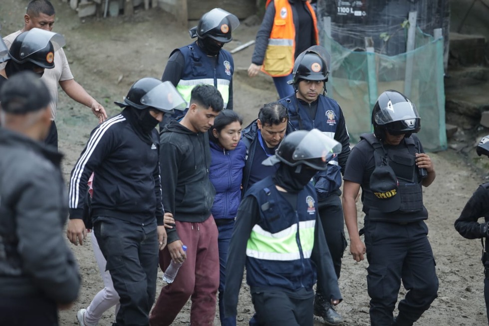 Retiran el cuerpo del menor de cuatro años sepultado dentro de su casa en Comas. Foto: britanie Arroyo/@photo.gec