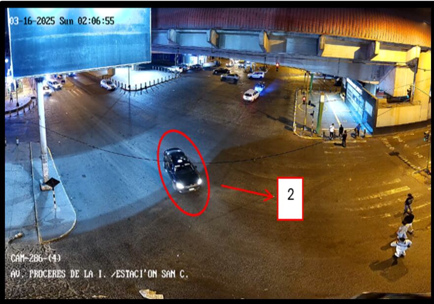 Segundo vehículo aparece girando en U a la altura de la estación 'San Carlos' del Metro de Lima, en la avenida Próceres de la Independencia.
Fuente: Policía Nacional del Perú
