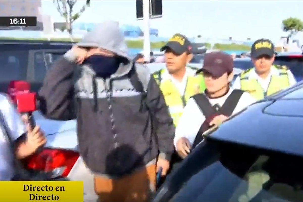 Dos connacionales dejan el Aeropuerto Jorge Chávez luego de ser repatriados desde Rusia, de donde fueron captados para combatir en la guerra con Ucrania. (Captura de RPP)