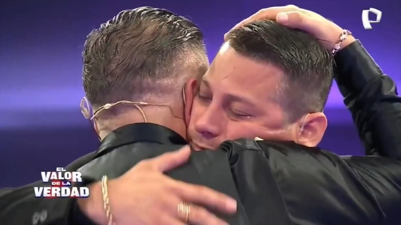 Luigui Carbajal intenta calmar a Ricky Trevitazo durante abrazo de reconciliación.