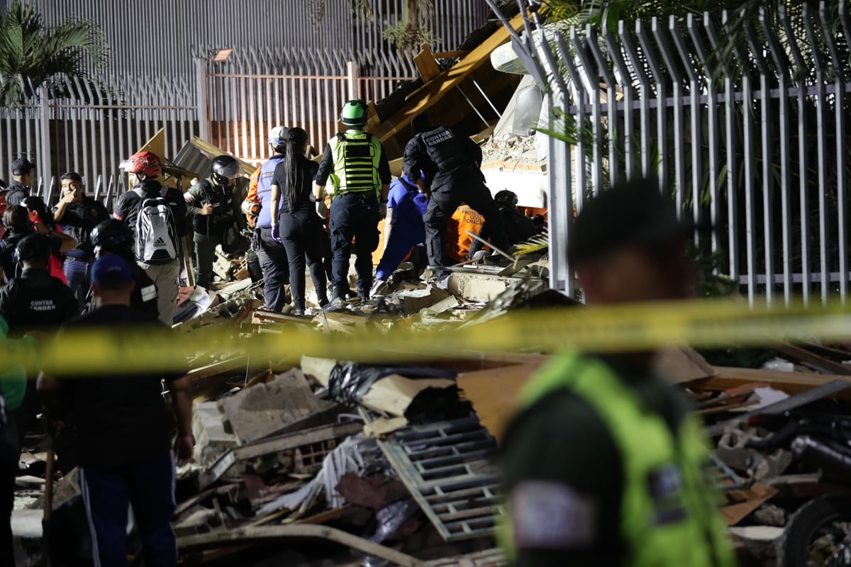Integrantes de cuerpos de emergencia buscan víctimas, luego de dos fuertes terremotos que sacudieron el Caribe venezolano, en Caracas, Venezuela, el 24 de junio de 2026. (Ronald Peña R / EFE)