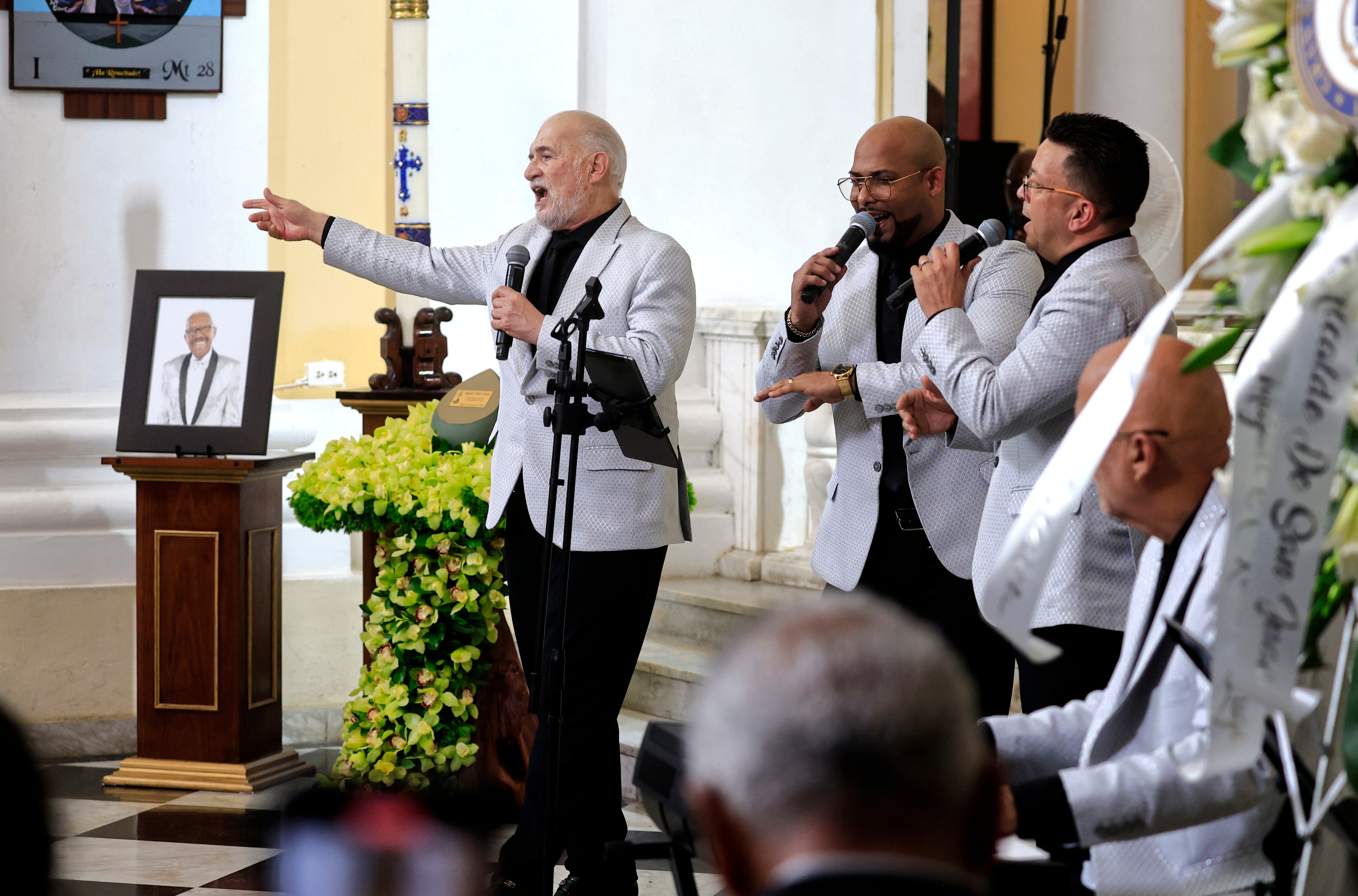 Emotivos momentos en la misa de despedida de Rafael Ithier, fundador de El Gran Combo de Puerto Rico. (EFE)