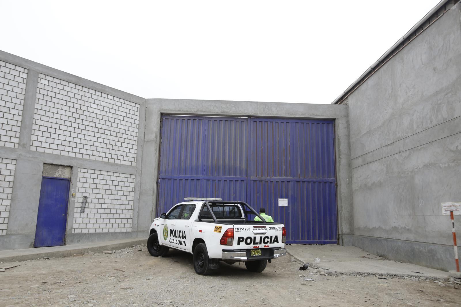 Policías de la comisaría de Lurín llegaron ante el llamado del agente de seguridad de la fábrica. | Foto: Jessica Vicente / Diario Trome
