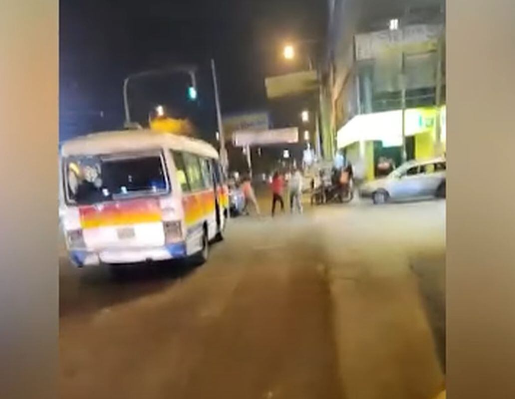 Los compañeros del chofer atacado evitaron declarar a la prensa. Foto: Buenos Días Perú