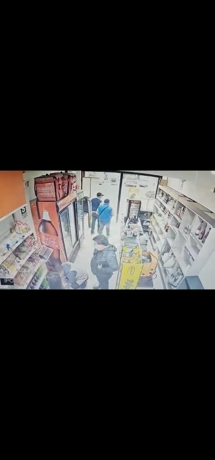 Con el celular y dinero, ladrones salieron caminando. Secuencia número 3 del hurto. | Reproducción de vídeo