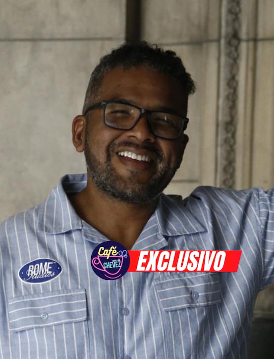 Choca Mandros en el Café con la Chevez