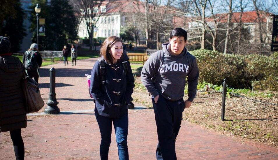 Estudiantes caminando en Emory University (Foto: Facebook/Emory University)