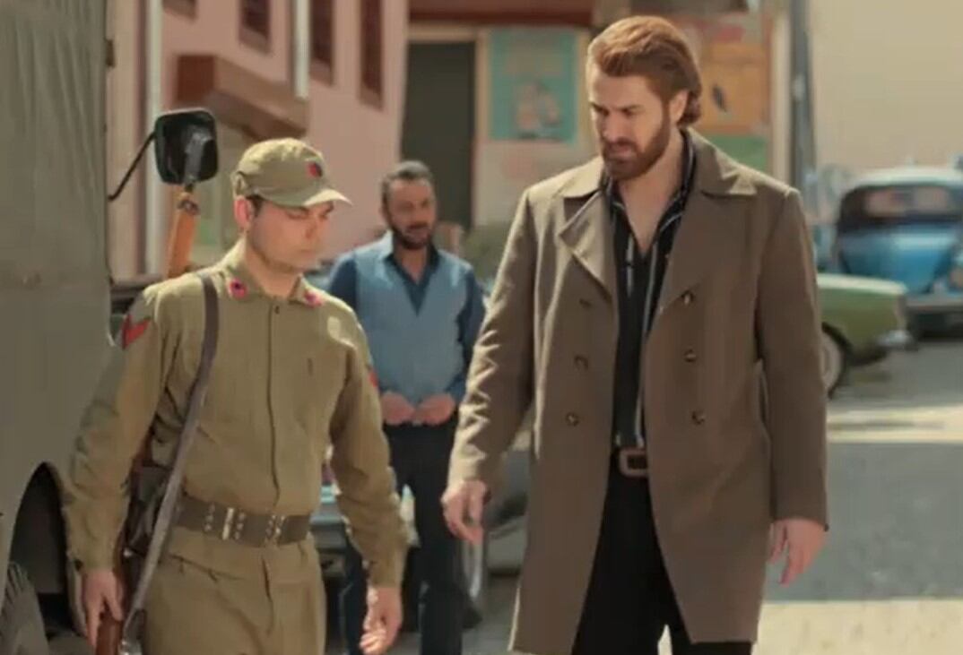 Fikret es detenido por la policía en "Tierra amarga" (Foto: Tims & B Productions)