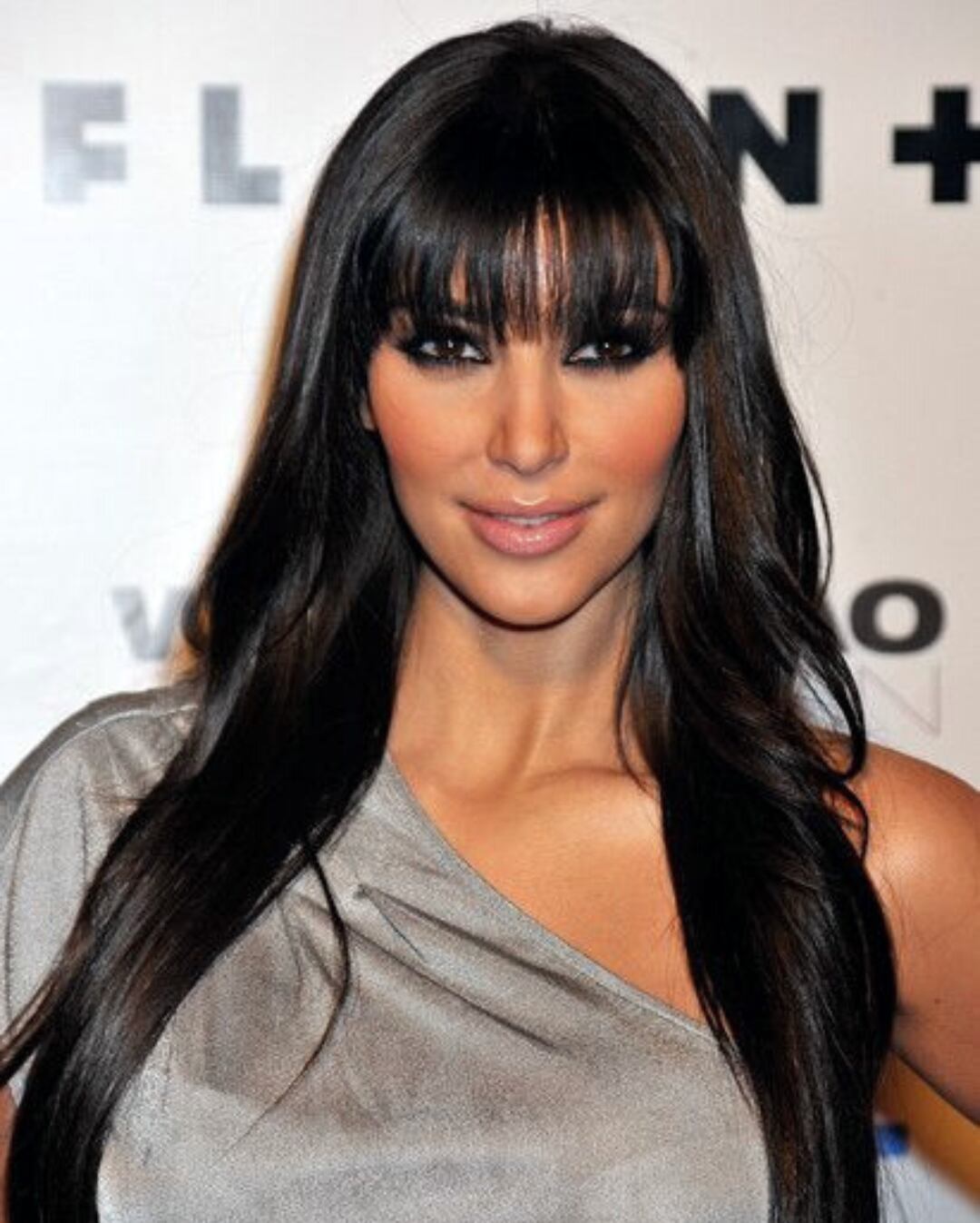 Así es. Kim Kardashian también tuvo su etapa de flequillo en el 2008 sobre su cabellera larga, ondulada y oscura, pero no duró mucho. También, se empieza a notar los primeros destellos de su característico maquillaje ahumado de ojos.
(Foto: Pinterest)