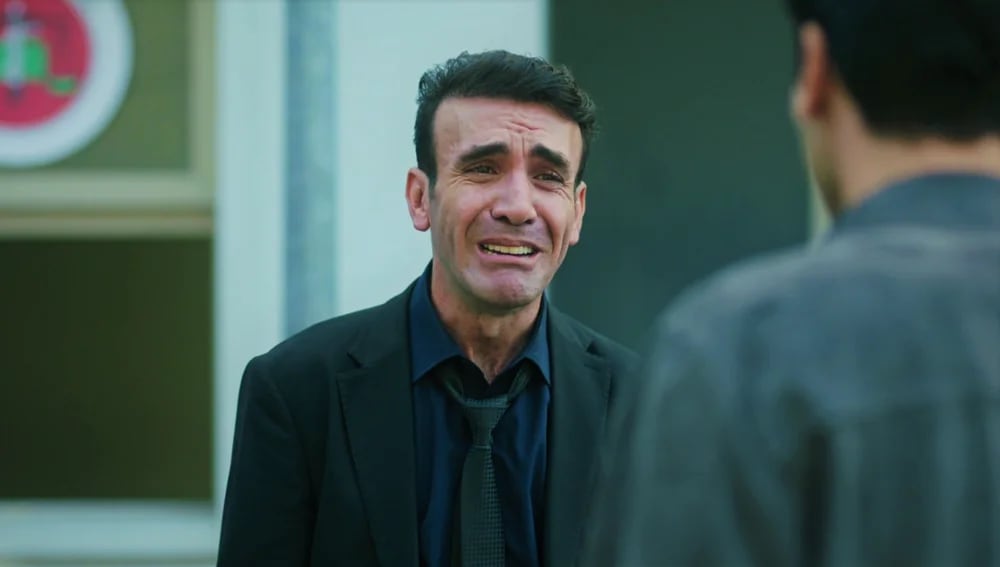 Pars destrozado por la muerte de su hermana en la telenovela turca “Secretos de familia” (Foto: Ay Yapım)