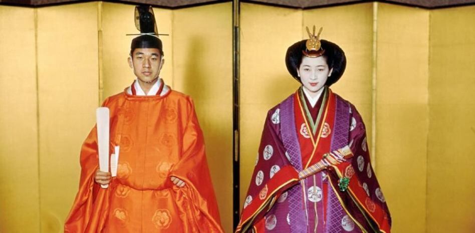 En 1990, en el Palacio Imperial de Tokio, coronan a Akihito como 125 emperador de Japón.