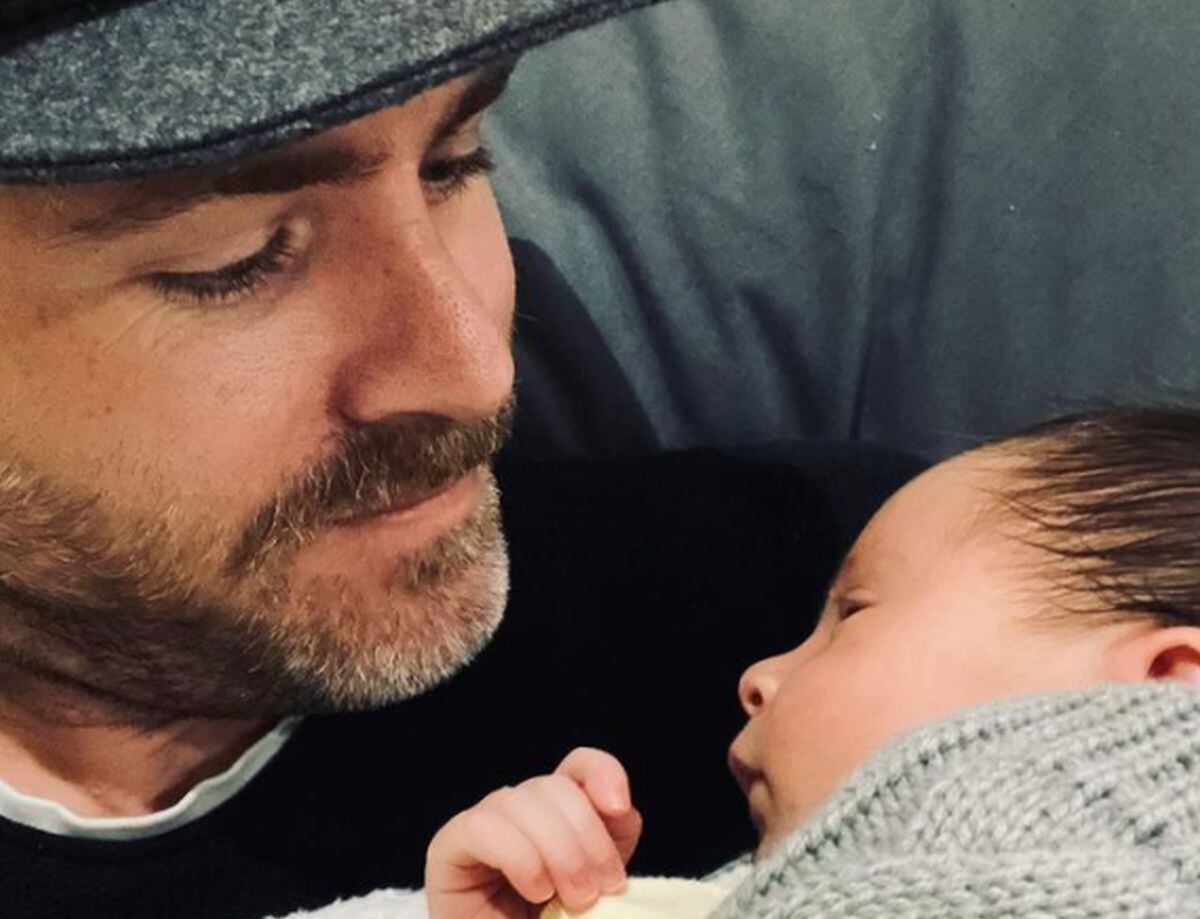 El actor junto a su bebé. (Foto: Erick Hayser / Instagram)