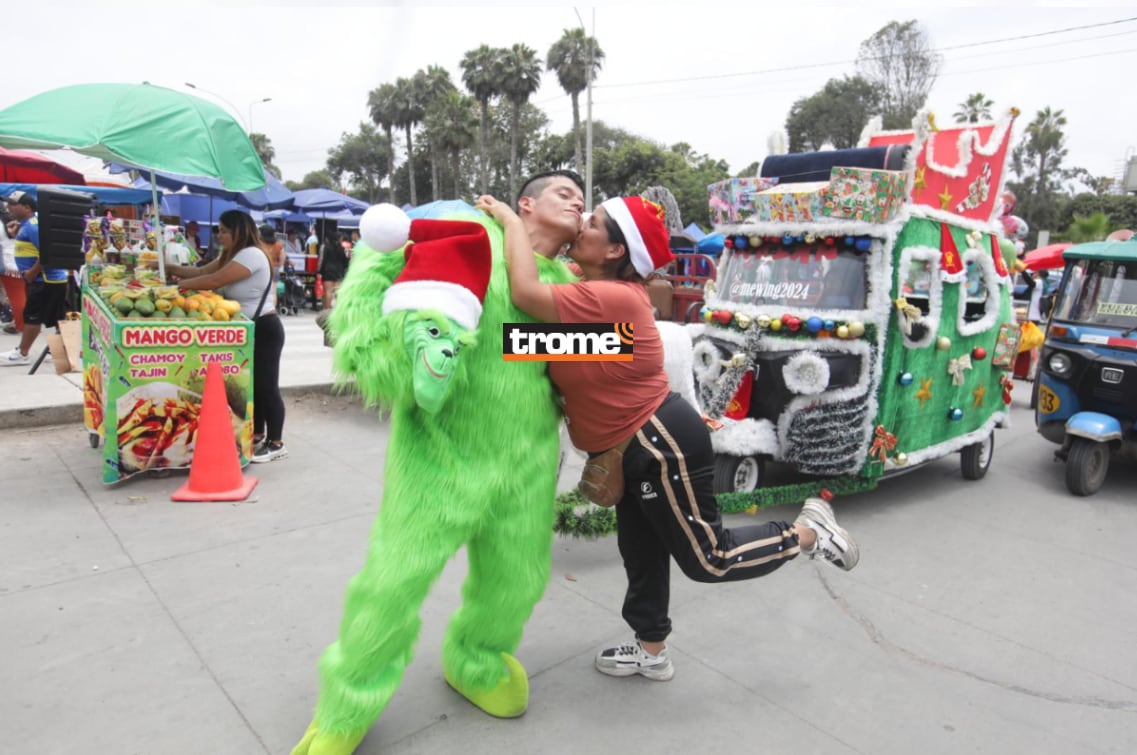Mototaxi de estilo navideño. El 'Motonoel' y el Grinch de Villa comparten alegría en las calles y en TikTok. (Entrevista: Isabel Medina / Foto: Violeta Ayasta / Trome).