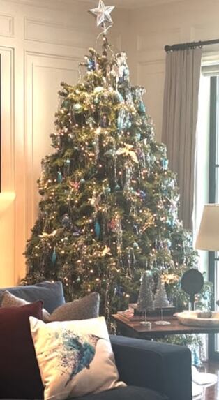 El árbol de Navidad y parte de la decoración de Jennifer Lopez. (Foto: enthejlo.com)