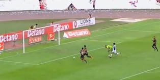 SIn arquero. El Tunche Rivera falló clarísima ocasión de gol. (Captura L1 MAX)