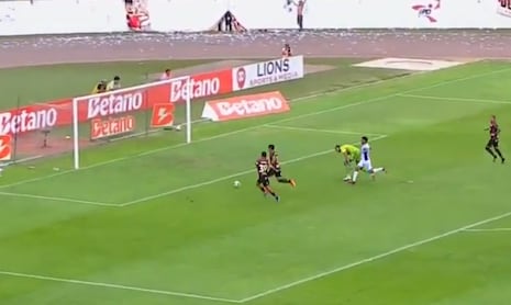 El Tunche Rivera se falla un increíble gol en la goleada de Universitario 4-1 sobre Alianza Atlético de S...
