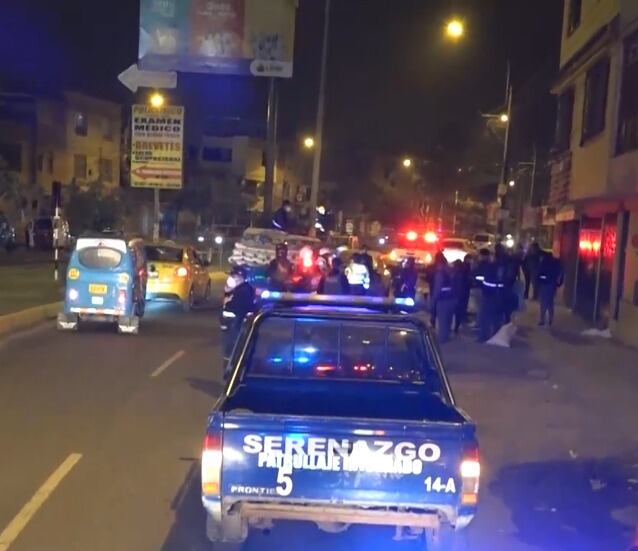 Serenos cercaron la cuadra para evitar que los infractores intenten escapar. (Municipalidad de Comas)