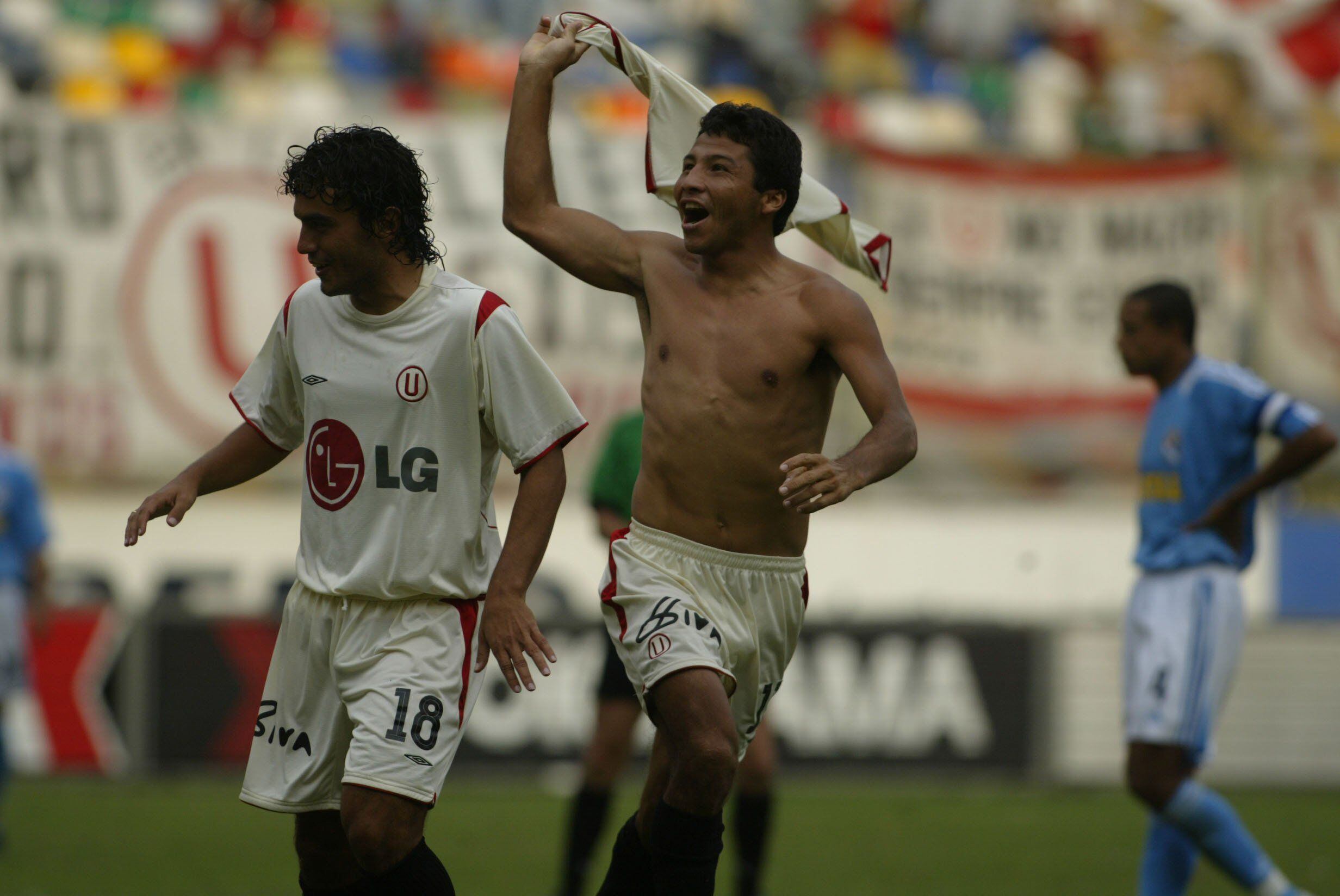 LIMA, 25 DE ABRIL DEL 2004
PARTIDO POR LA PRIMERA DIVISION DEL FUTBOL PERUANO, ENTRE LOS CLUBES UNIVERSITARIO DE DEPORTES Y SPORTING CRISTAL, EN EL ESTADIO MONUMENTAL DE ATE.
FOTO: GERMAN FALCON / EL COMERCIO
