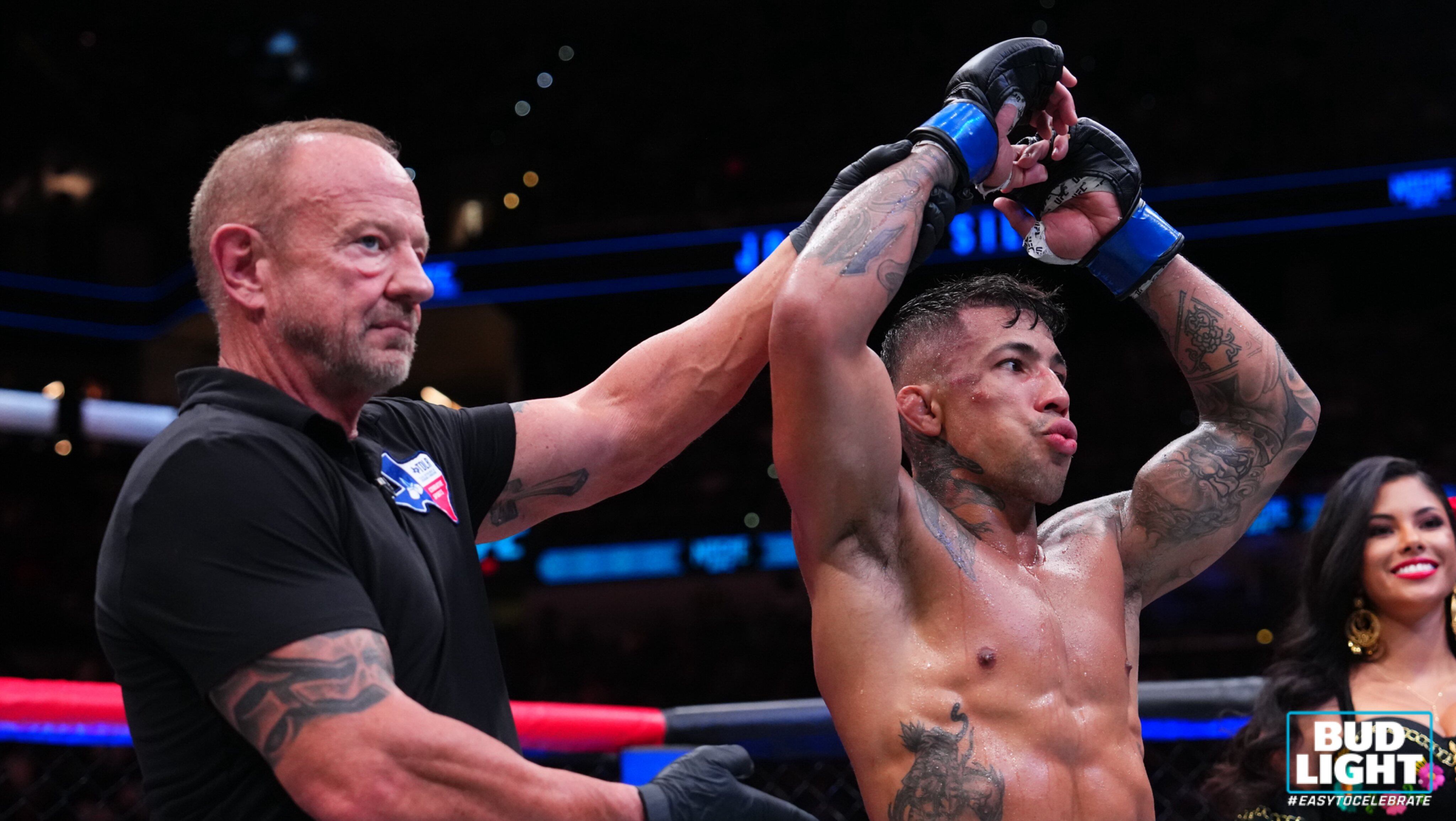 Joaquim Silva celebra el triunfo sobre Claudio Puelles
(UFC)