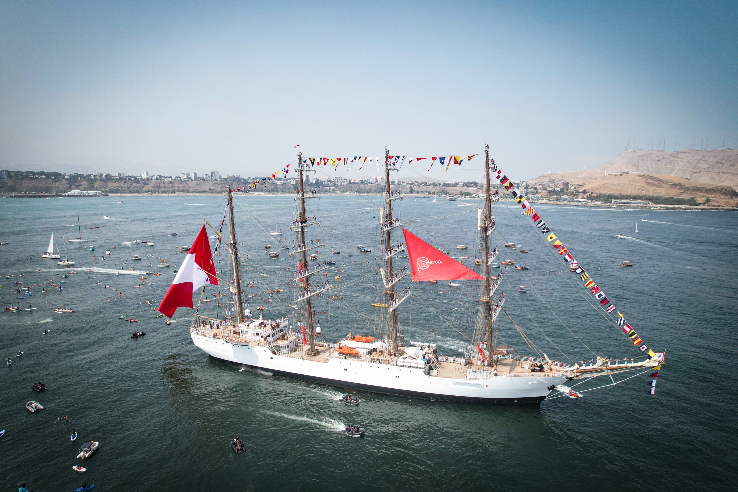 Ancló frente a la costa peruana y fue recibido por una multitud en pequeñas embarcaciones.