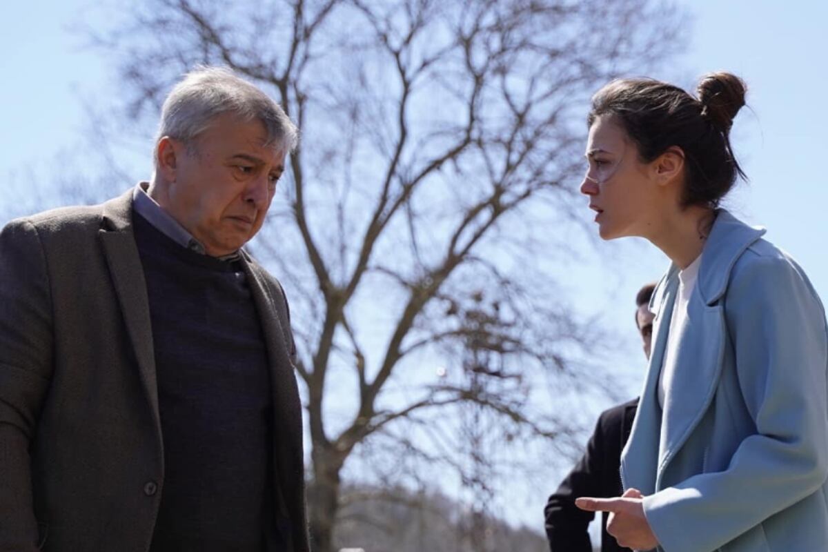 Ceylin recriminando a Metin en la telenovela turca (Foto: Ay Yapım)