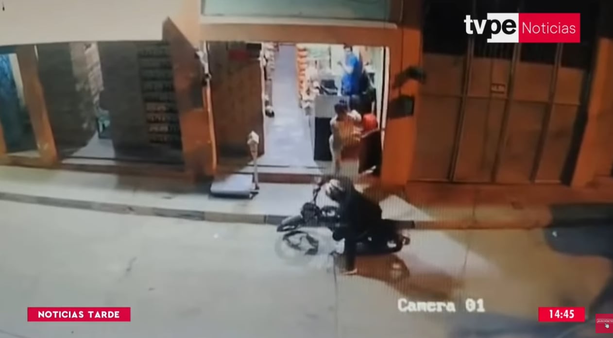 Dueña agarra a palazos a uno de los tres delincuentes que intentó asaltar su local comercial en Tumbes.