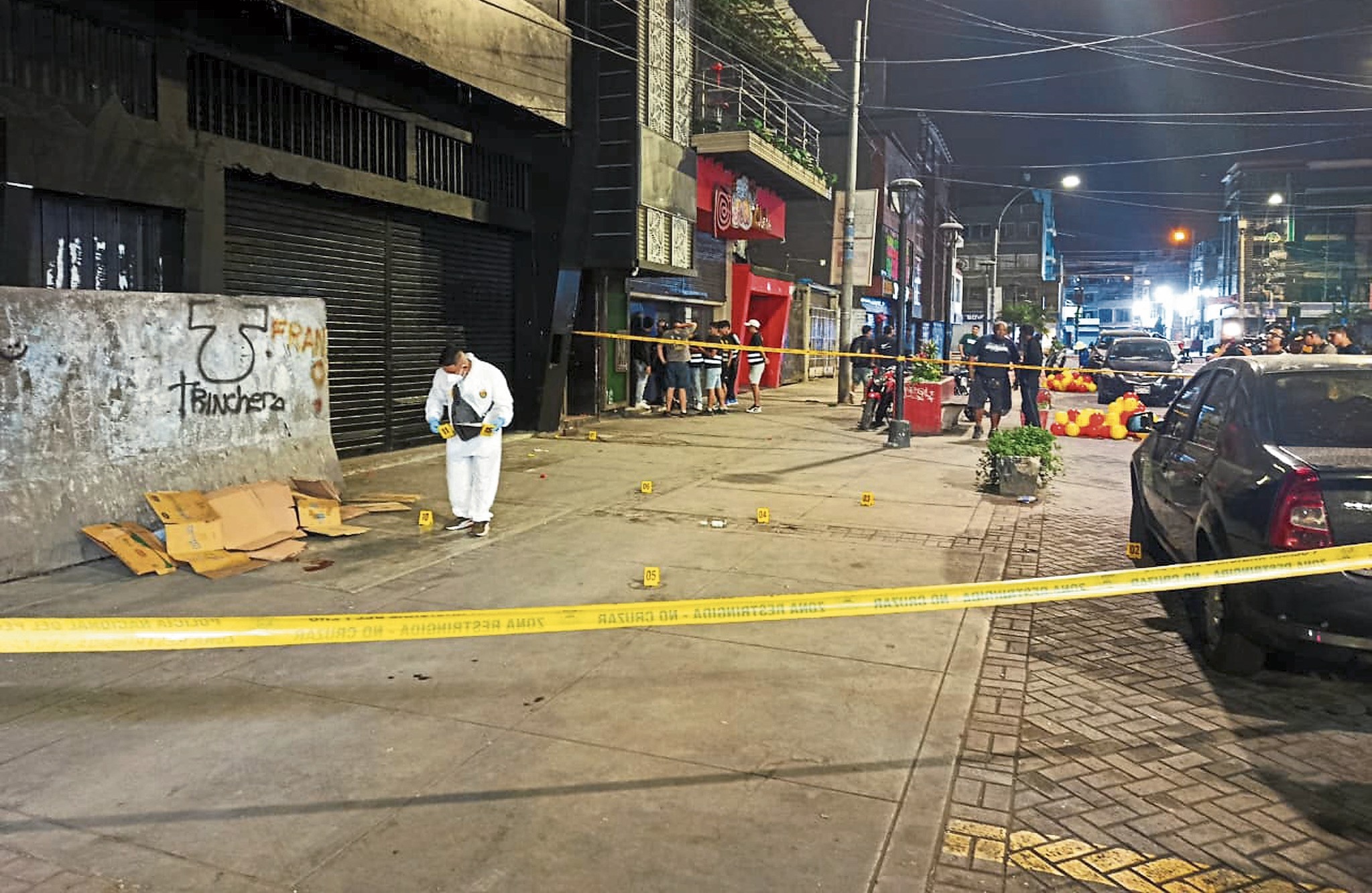 Empresario fue abatido afuera de discotecas. (@photo.gec)