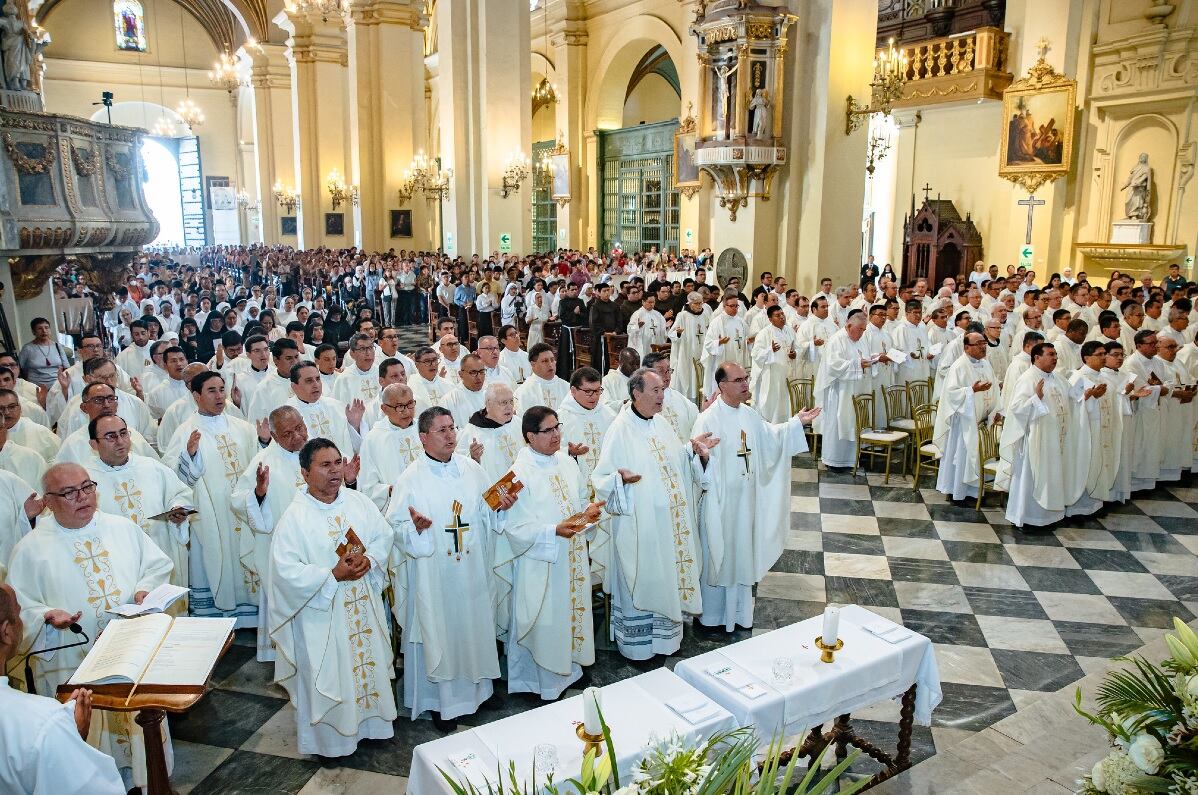Misa Crismal en la Catedral de Lima, realizada por monseñor Carlos Castillo en esta Semana Santa 2024. (Isabel Medina / Trome / Foto; Arzobispado de Lima).