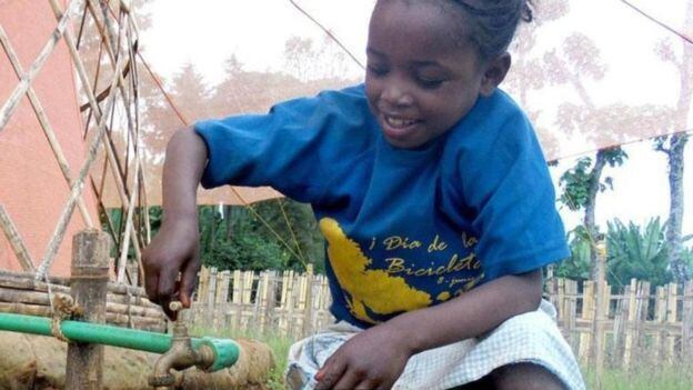 Un niño recoge agua potable de una torre warka en Etiopía. (Foto: Warka Water)