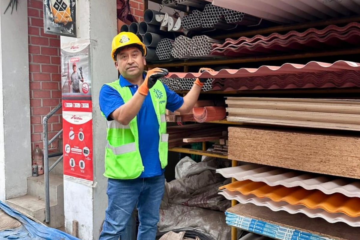 Al inicio, don Alberto repartía cemento y otros materiales en su triciclo. Con los sacos al hombro, él mismo se encargaba de entregar y despachar cada pedido. Foto: Estefany Valladares.