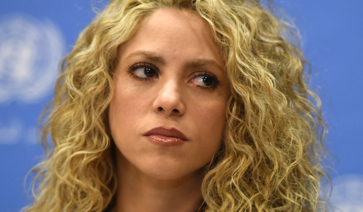 Shakira, seria, declarando a la prensa (Foto: Timothy A. Clary / AFP)