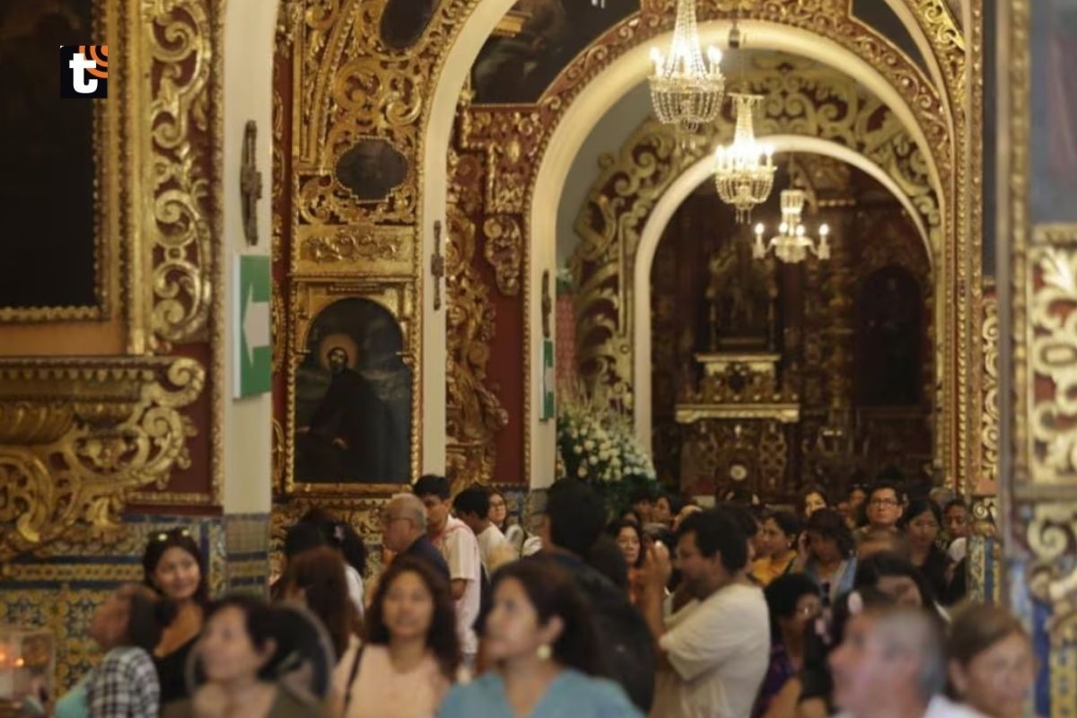 Familias recorren las iglesias por Semana Santa.