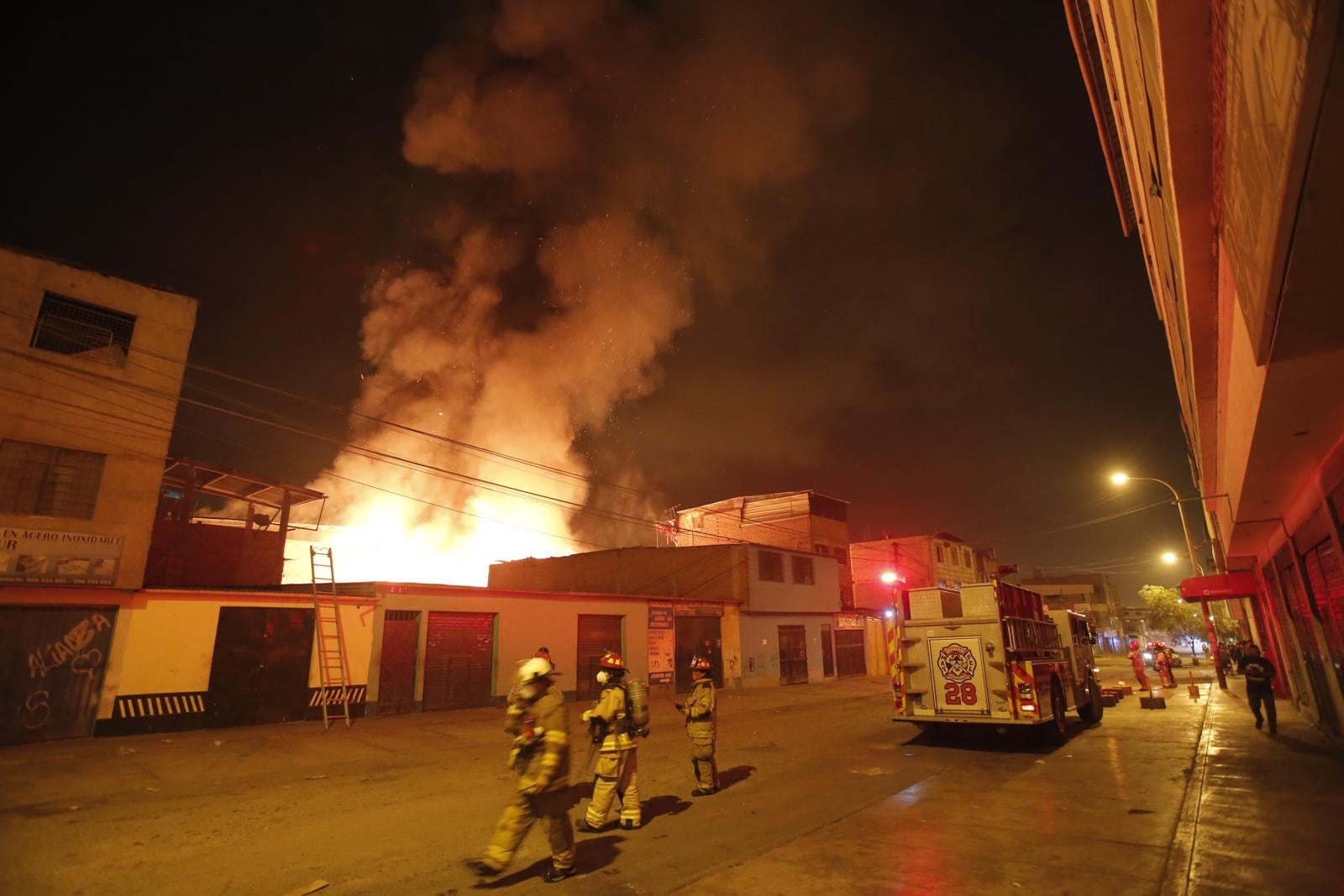 Incendio ocurrió en Parque Industrial de Villa El Salvador. | Foto: César Grados