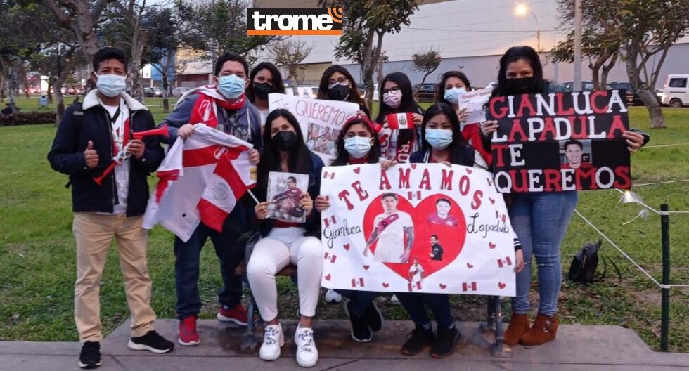 Hinchas del Club Oficial 'Lapadula Sin Límites' listos alentar a la selección peruana en su camino por la Copa América. (Trome)