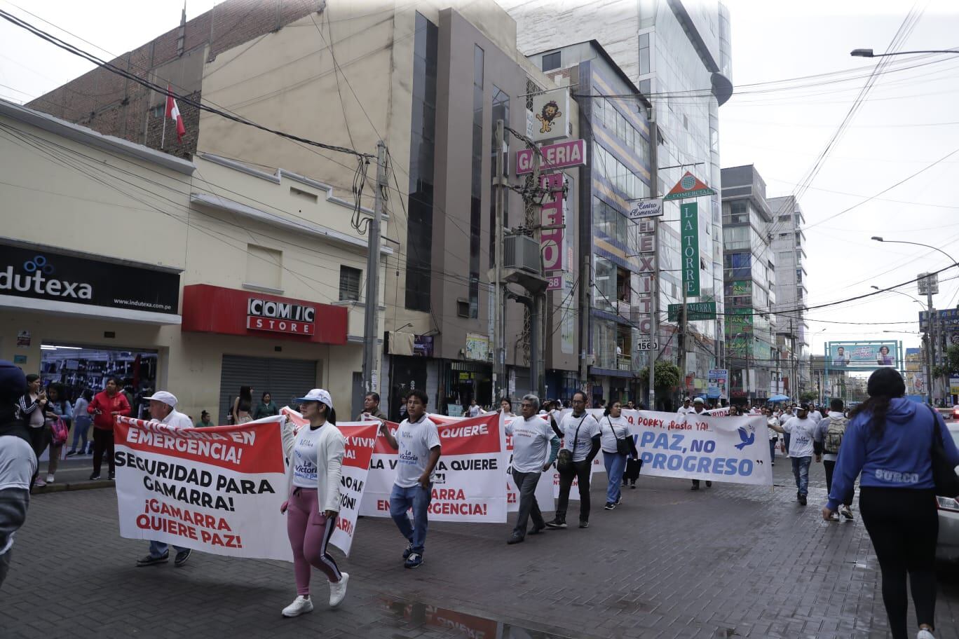 Empresarios y trabajadores marchan pidiendo seguridad en Gamarra . Fotos / Hugo Pérez . @photo.gec